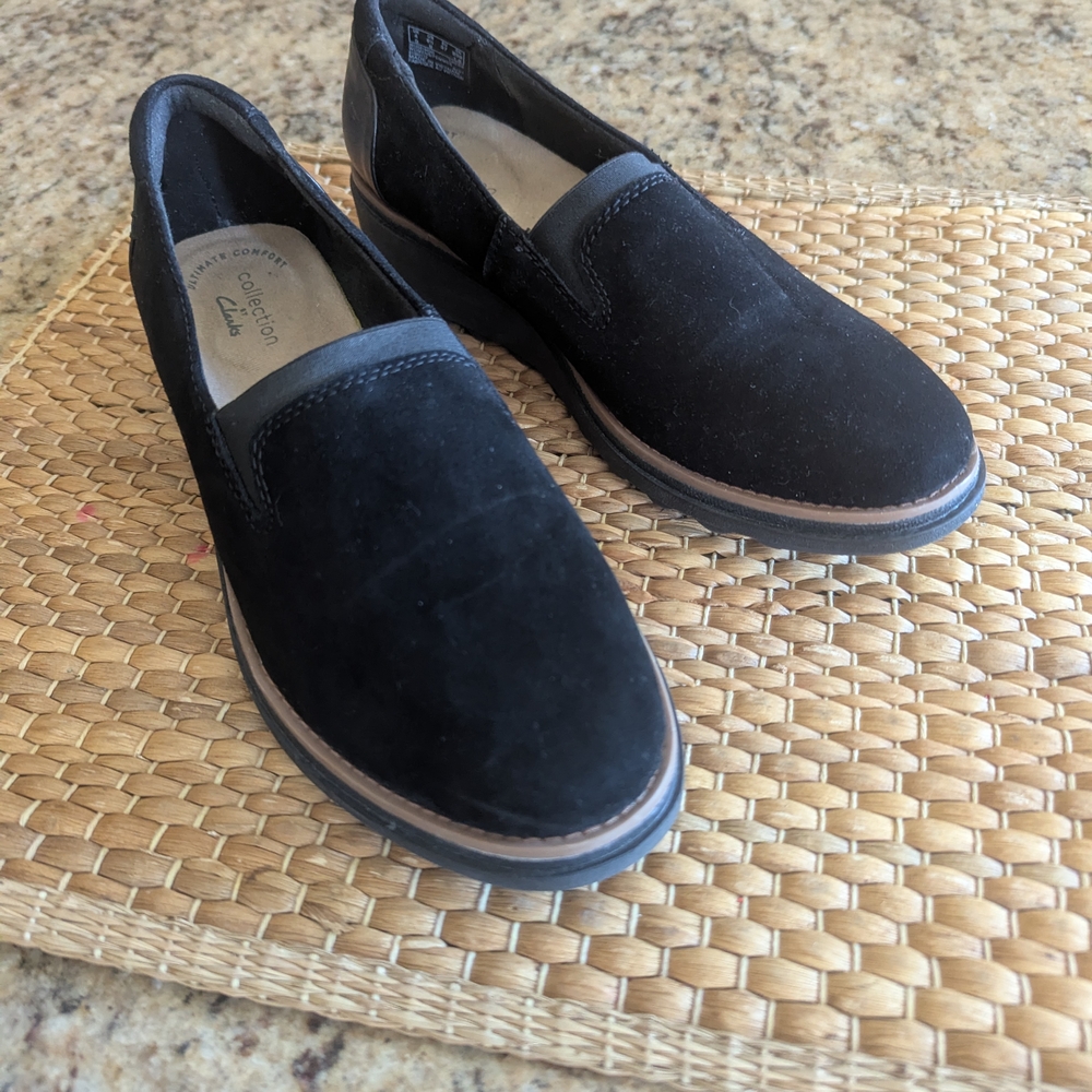 Clarks Black Loafers Sleek Slip-On Design 6.5